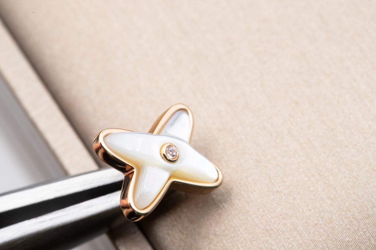 {
  "Resenly Jewelry": "レゼンリー・ジュエリー",
  "JEUX DE WHITE MOP PINK GOLD DIAMOND EARRINGS": "JEUX DE ホワイトマザーオブパール ピンクゴールド ダイヤモンド イヤリング"
}