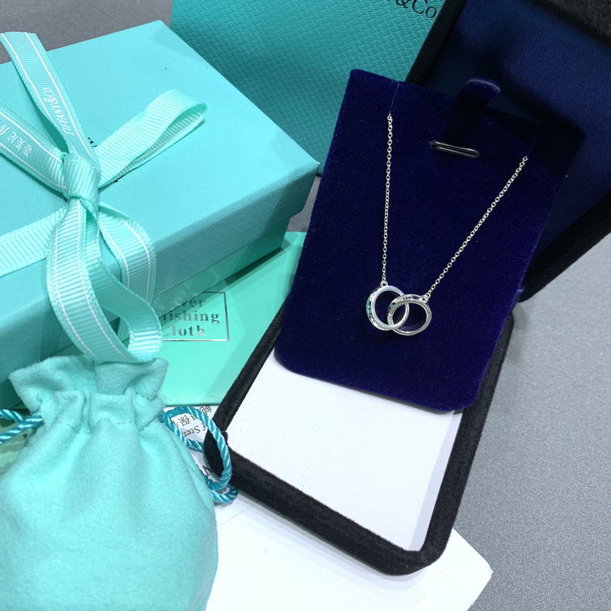 {
  "Resenly Jewelry": "Resenly Jewelry",
  "INTERLOCKING CIRCLES PENDANT SILVER SMALL NECKLACE": "インターロッキングサークル ペンダント シルバー スモールネックレス"
}