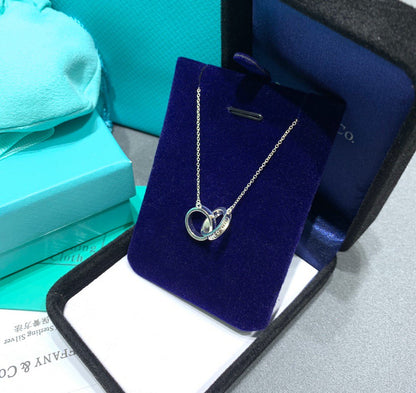 {
  "Resenly Jewelry": "Resenly Jewelry",
  "INTERLOCKING CIRCLES PENDANT SILVER SMALL NECKLACE": "インターロッキングサークル ペンダント シルバー スモールネックレス"
}