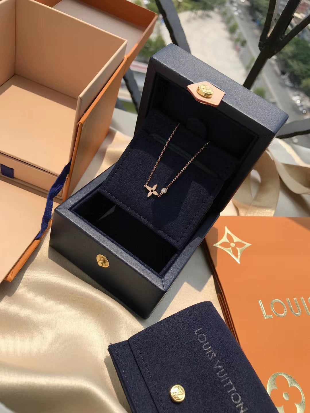 {
"Resenly Jewelry": "リゼンリー・ジュエリー",
"BLOSSOM PENDANT PINK GOLD AND DIAMOND": "ブロッサム ペンダント ピンクゴールド＆ダイヤモンド"
}