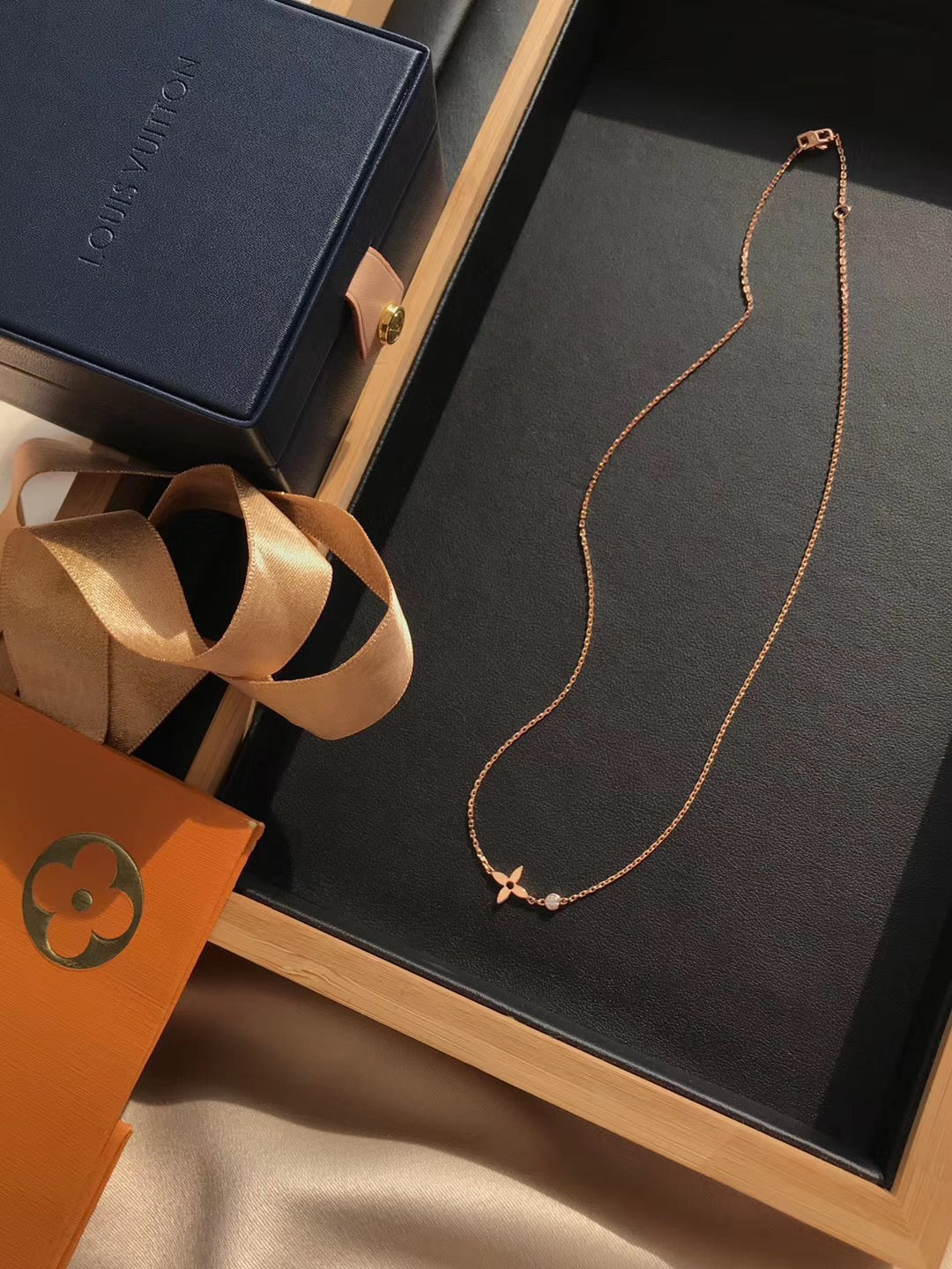 {
"Resenly Jewelry": "リゼンリー・ジュエリー",
"BLOSSOM PENDANT PINK GOLD AND DIAMOND": "ブロッサム ペンダント ピンクゴールド＆ダイヤモンド"
}