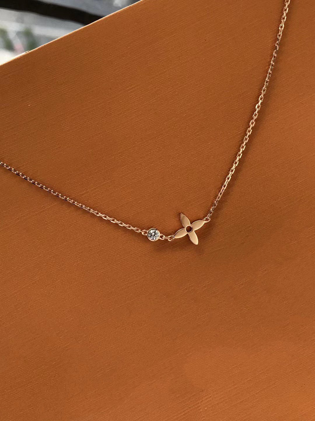 {
"Resenly Jewelry": "リゼンリー・ジュエリー",
"BLOSSOM PENDANT PINK GOLD AND DIAMOND": "ブロッサム ペンダント ピンクゴールド＆ダイヤモンド"
}