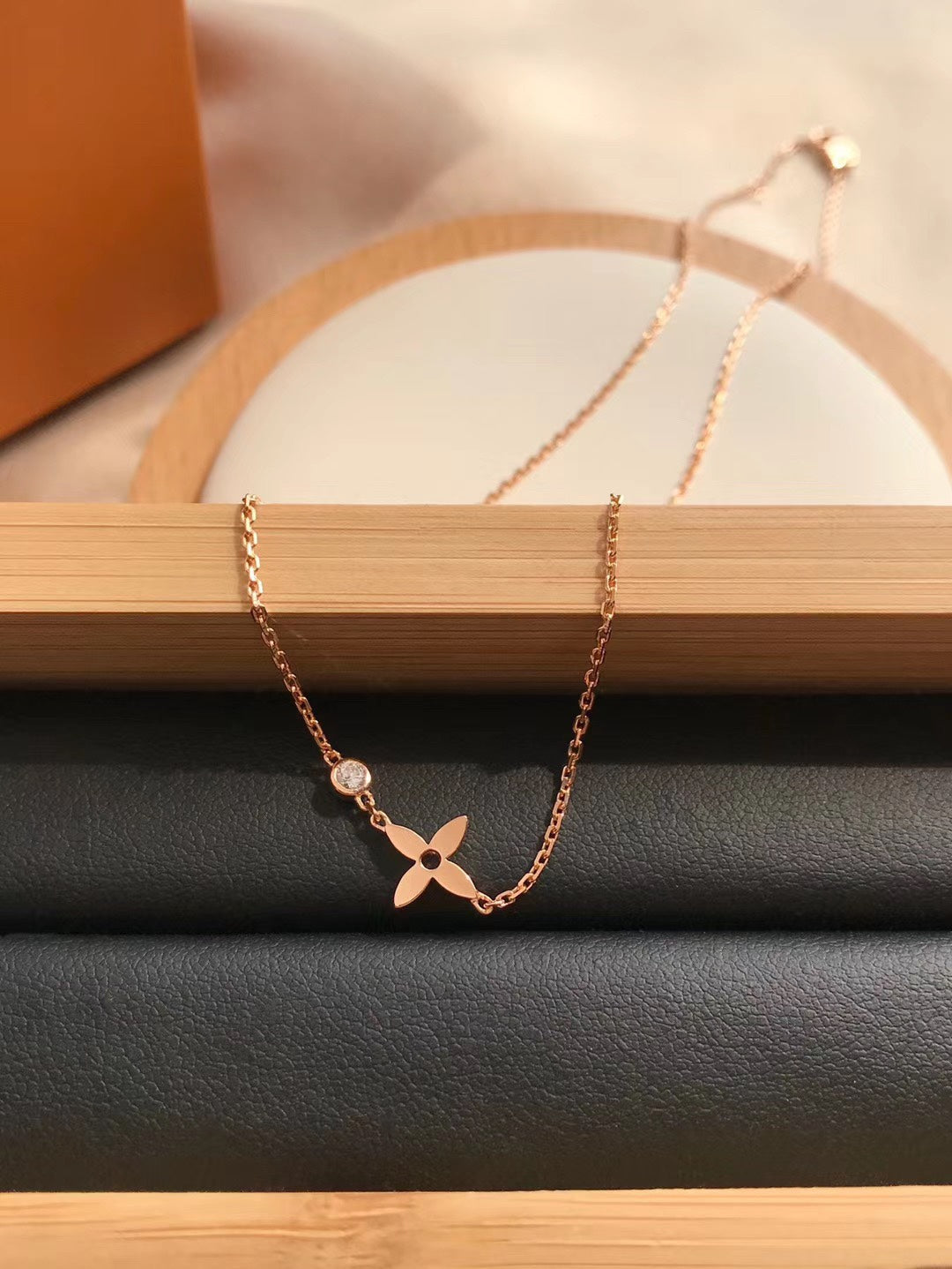 {
"Resenly Jewelry": "リゼンリー・ジュエリー",
"BLOSSOM PENDANT PINK GOLD AND DIAMOND": "ブロッサム ペンダント ピンクゴールド＆ダイヤモンド"
}