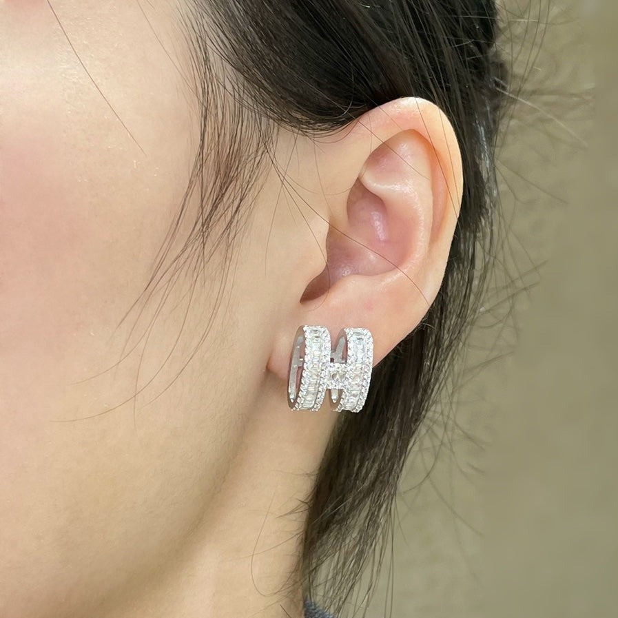 [Resenly Jewelry]H STUD EARRINGS WITH SILVER DIAMONDS