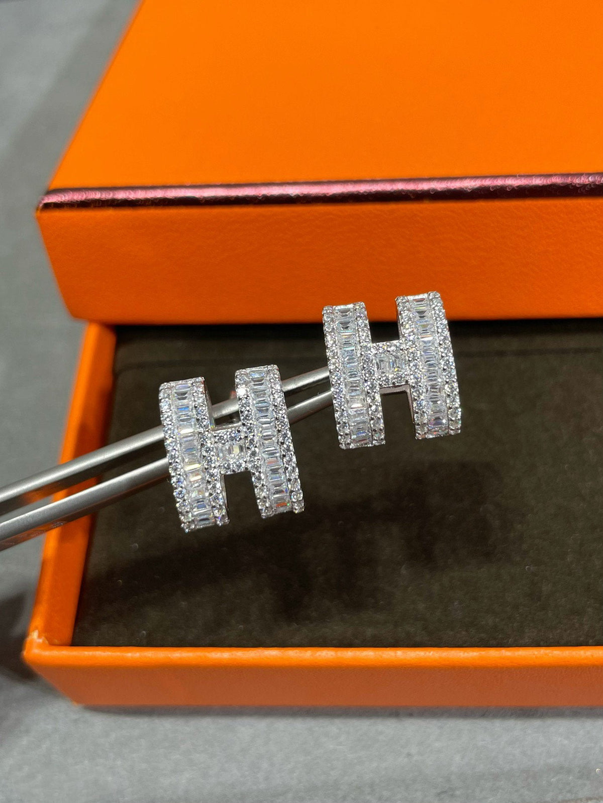 [Resenly Jewelry]H STUD EARRINGS WITH SILVER DIAMONDS