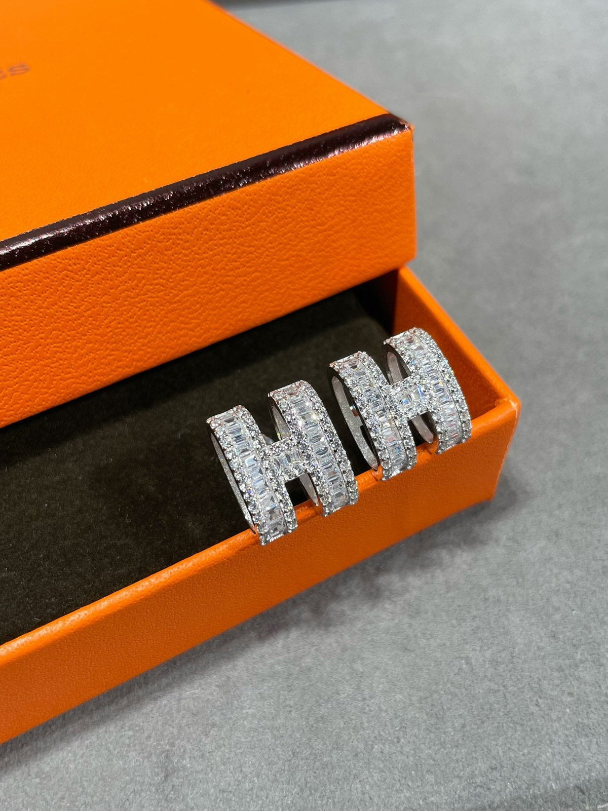 [Resenly Jewelry]H STUD EARRINGS WITH SILVER DIAMONDS