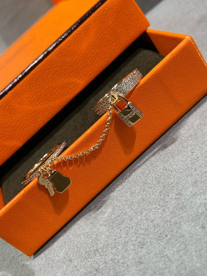 {"[Resenly Jewelry]HM KELLY CLOCHETTE DOUBLE RING IN  WITH DIAMONDS": "【Resenly Jewelry】HM ケリー クロシェット ダブルリング ダイヤモンド付き"}