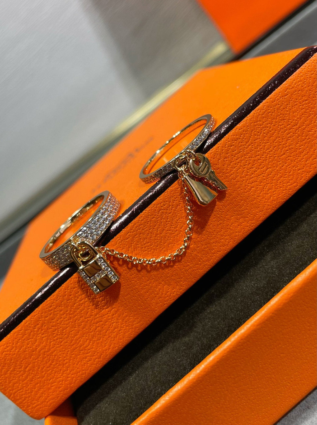 {"[Resenly Jewelry]HM KELLY CLOCHETTE DOUBLE RING IN  WITH DIAMONDS": "【Resenly Jewelry】HM ケリー クロシェット ダブルリング ダイヤモンド付き"}
