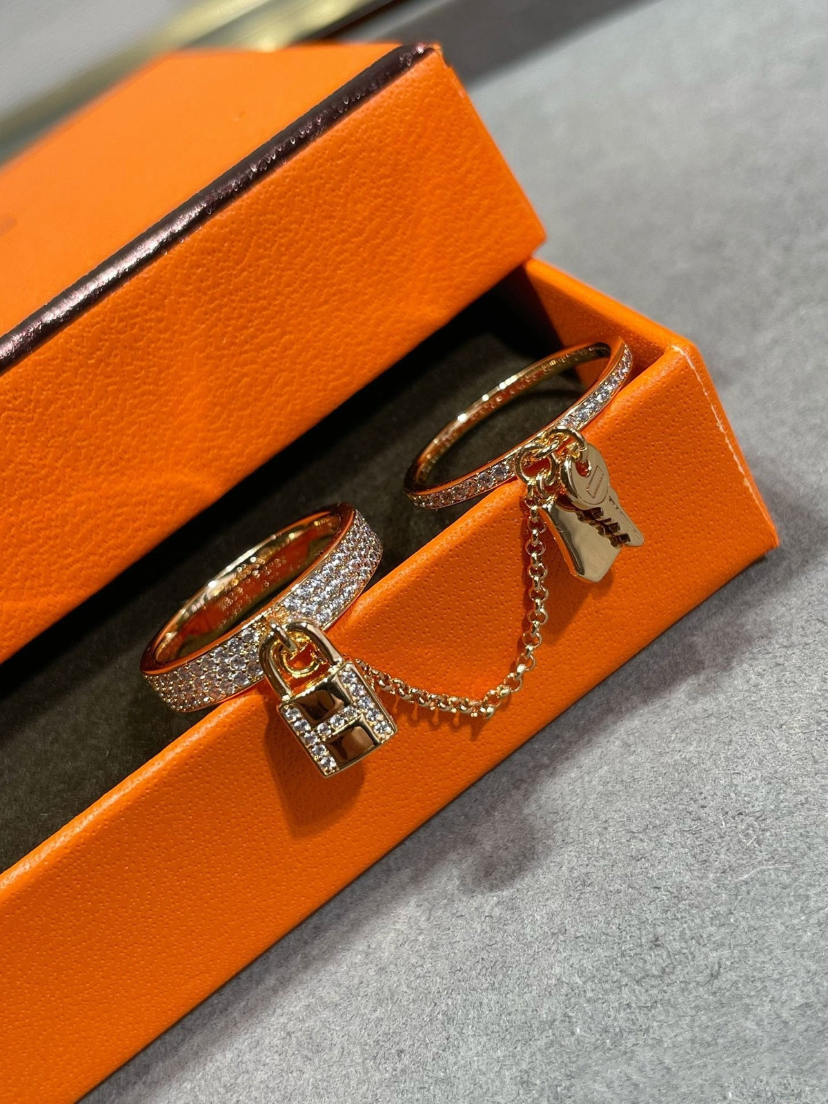 {"[Resenly Jewelry]HM KELLY CLOCHETTE DOUBLE RING IN  WITH DIAMONDS": "【Resenly Jewelry】HM ケリー クロシェット ダブルリング ダイヤモンド付き"}