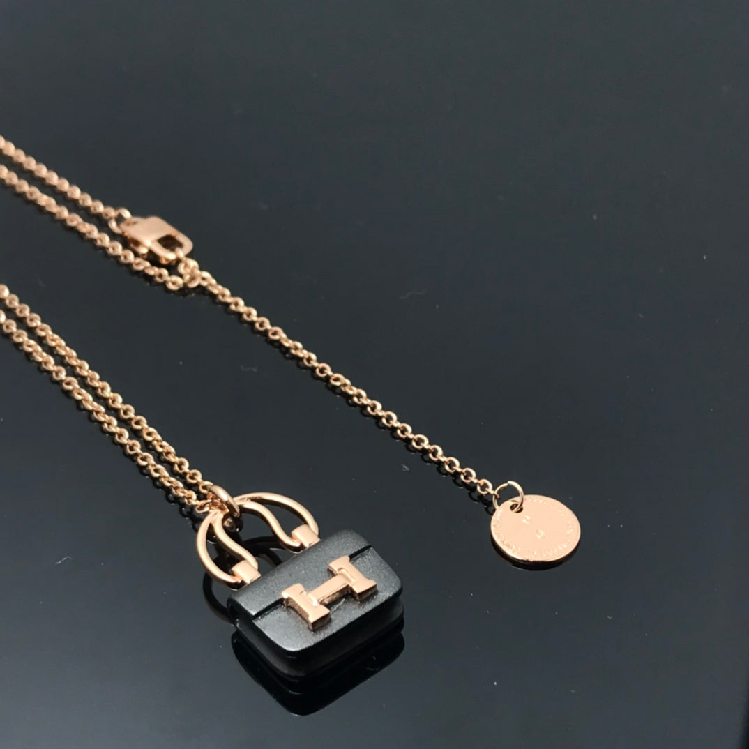 [Resenly Jewelry]WOMEN'S HM AMULETTES CONSTANCE PENDANT NECKLACE