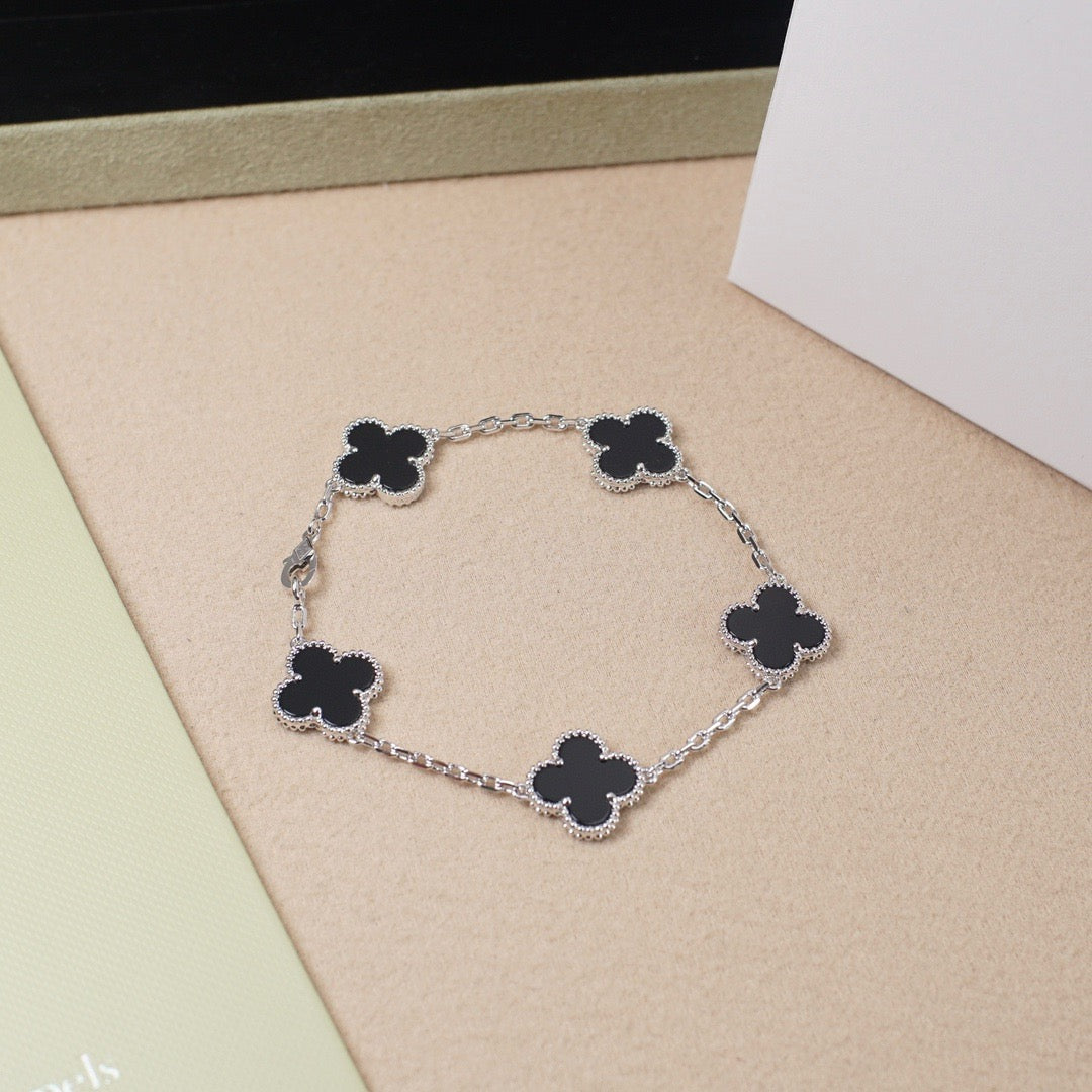 {
  "Resenly Jewelry": "Resenly Jewelry",
  "CLOVER 5 MOTIF ONYXS BRACELET COLLECTION": "クローバー 5モチーフ オニキス ブレスレット コレクション"
}
