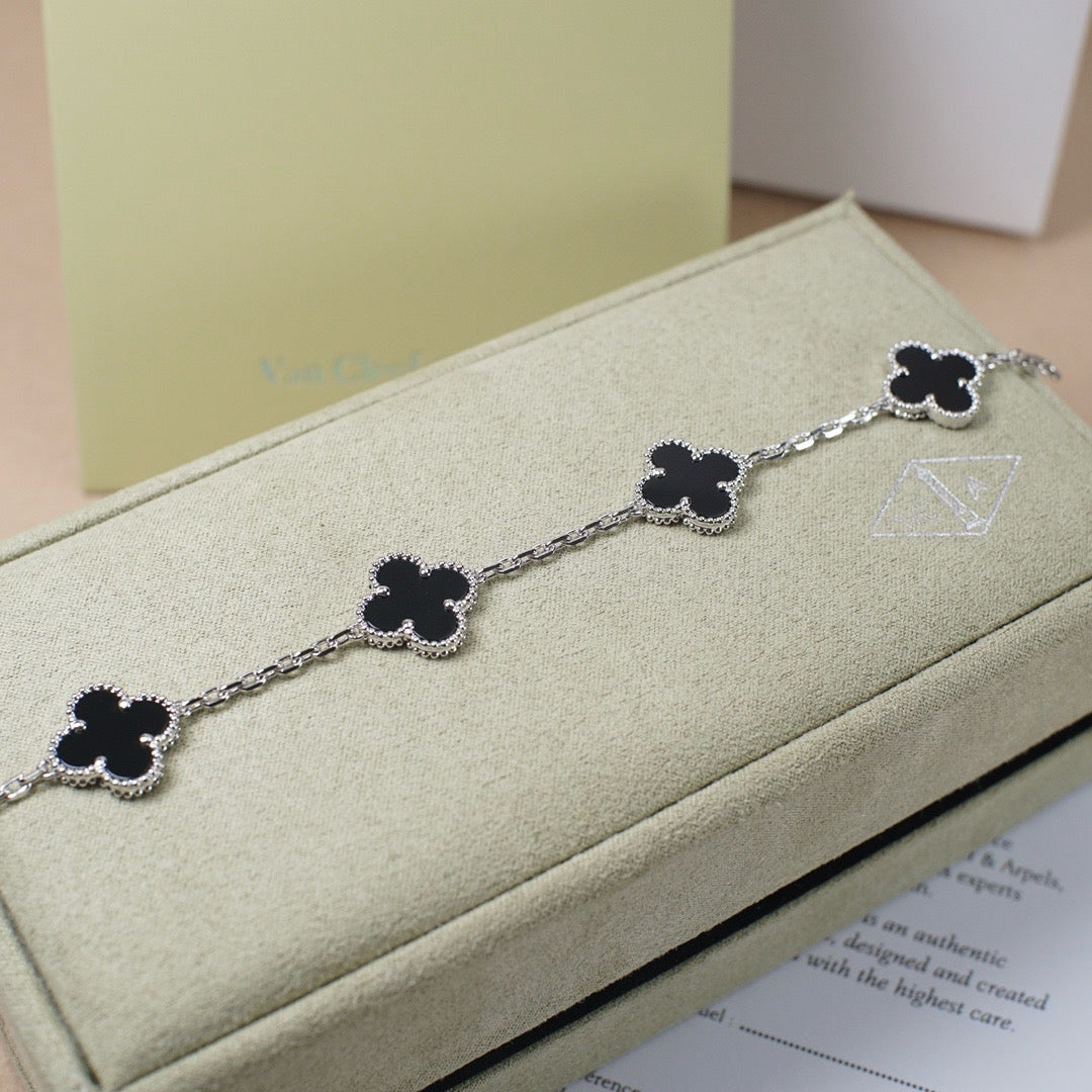 {
  "Resenly Jewelry": "Resenly Jewelry",
  "CLOVER 5 MOTIF ONYXS BRACELET COLLECTION": "クローバー 5モチーフ オニキス ブレスレット コレクション"
}