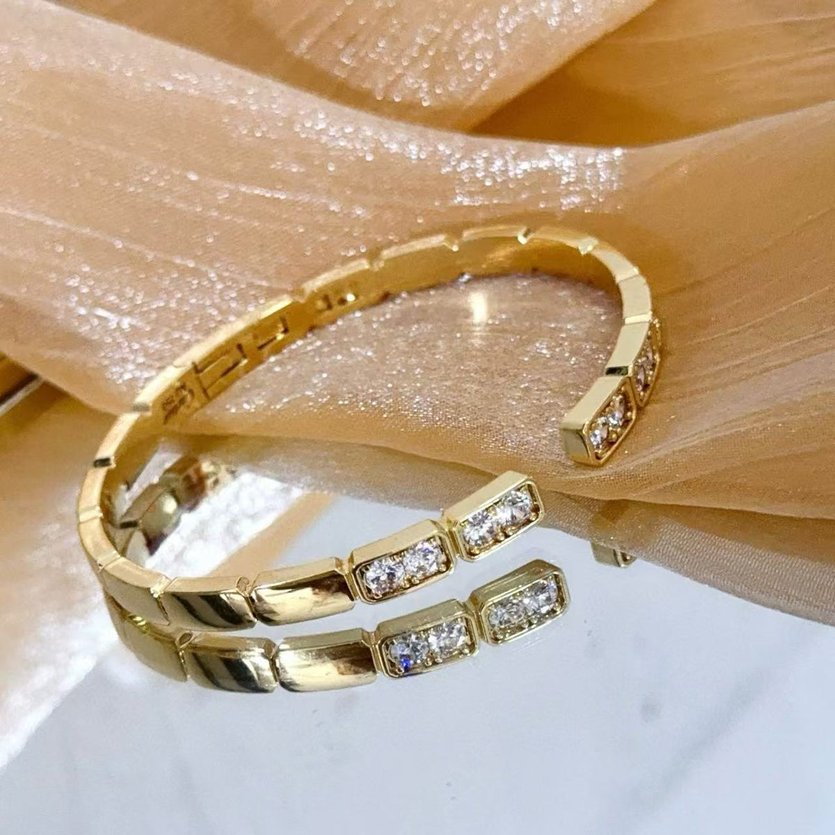 {
  "Resenly Jewelry": "レゼンリー・ジュエリー",
  "LOVE DIAMOND OPEN BRACELET": "ラブ ダイヤモンド オープン ブレスレット"
}