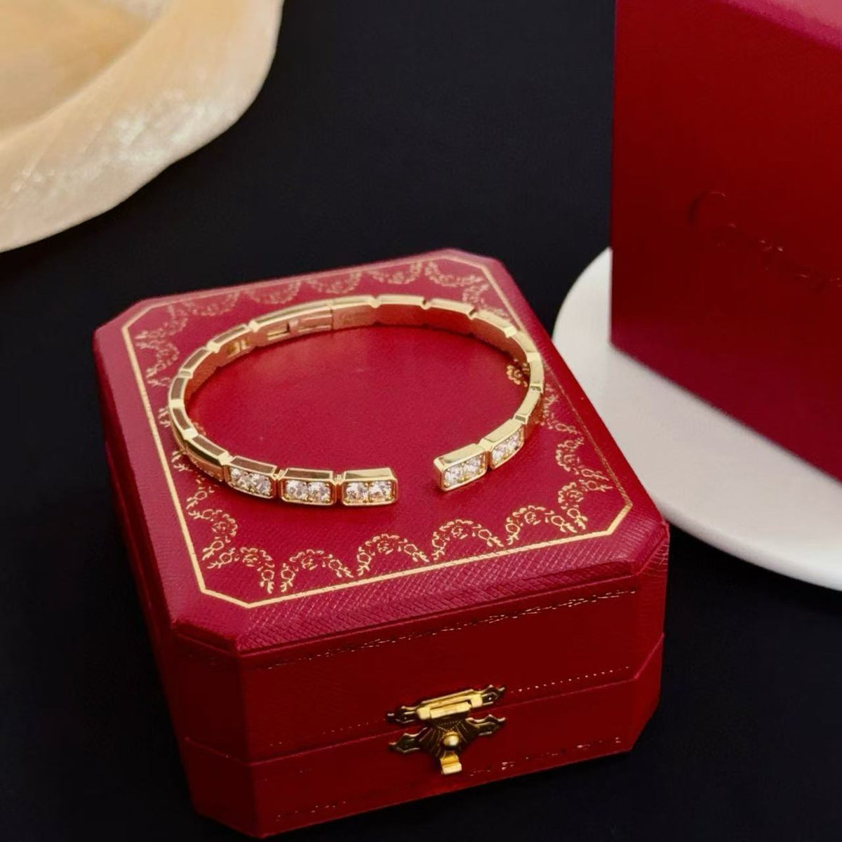 {
  "Resenly Jewelry": "レゼンリー・ジュエリー",
  "LOVE DIAMOND OPEN BRACELET": "ラブ ダイヤモンド オープン ブレスレット"
}