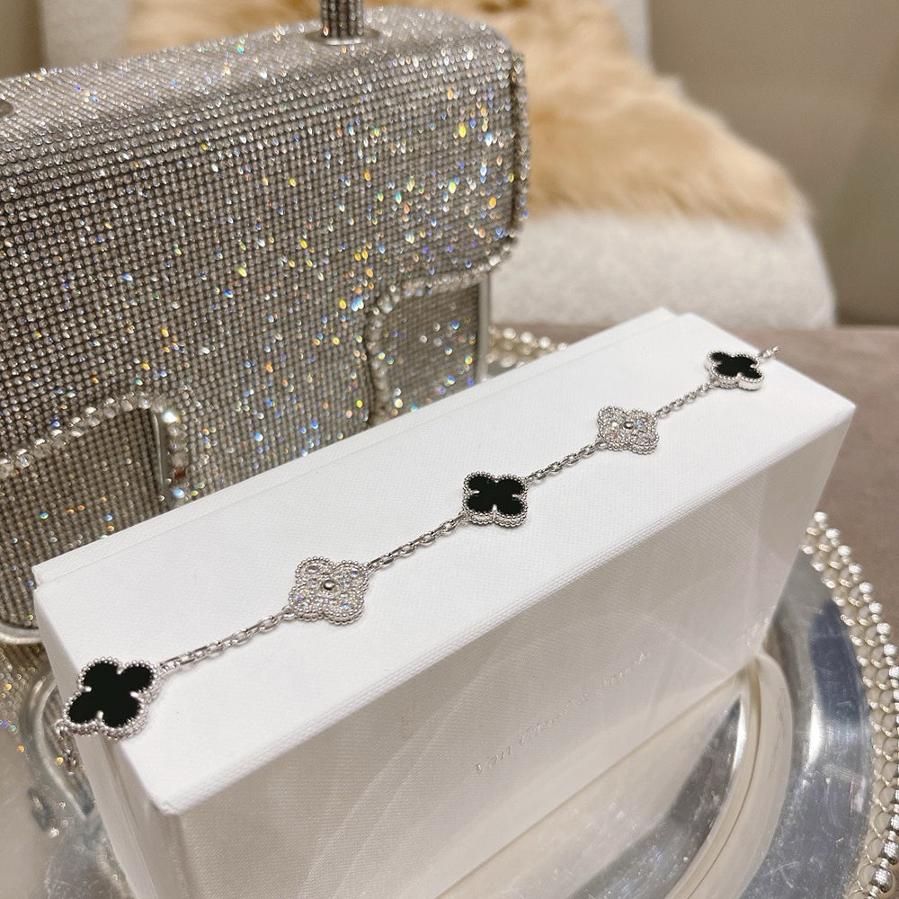 {
  "Resenly Jewelry": "Resenly Jewelry",
  "CLOVER 5 MOTIF ONYXS BRACELET COLLECTION": "クローバー 5モチーフ オニキス ブレスレット コレクション"
}