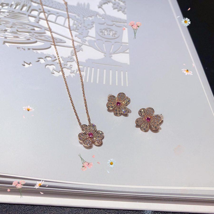 {"[Resenly Jewelry]FRIVOLE ROSE GOLD FLOWER DIAMOND NECKLACE": "【Resenly Jewelry】フリヴォル ローズゴールド フラワー ダイヤモンド ネックレス"}