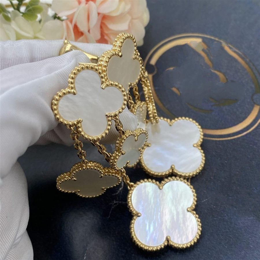 {
  "Resenly Jewelry": "Resenly Jewelry",
  "CLOVER EARRINGS WHITE MOP 4 MOTIFS GOLD": "クローバーピアス ホワイトMOP 4モチーフ ゴールド"
}