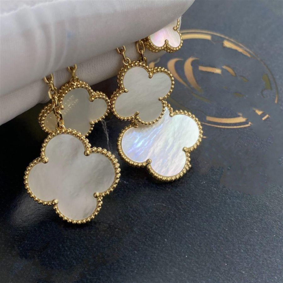 {
  "Resenly Jewelry": "Resenly Jewelry",
  "CLOVER EARRINGS WHITE MOP 4 MOTIFS GOLD": "クローバーピアス ホワイトMOP 4モチーフ ゴールド"
}