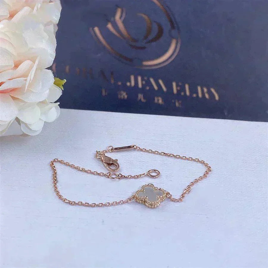 {
  "Resenly Jewelry": "Resenly Jewelry",
  "CLOVER WHITE MOP SINGLE FLOWER BRACELET": "クローバー ホワイトMOP シングルフラワーブレスレット"
}