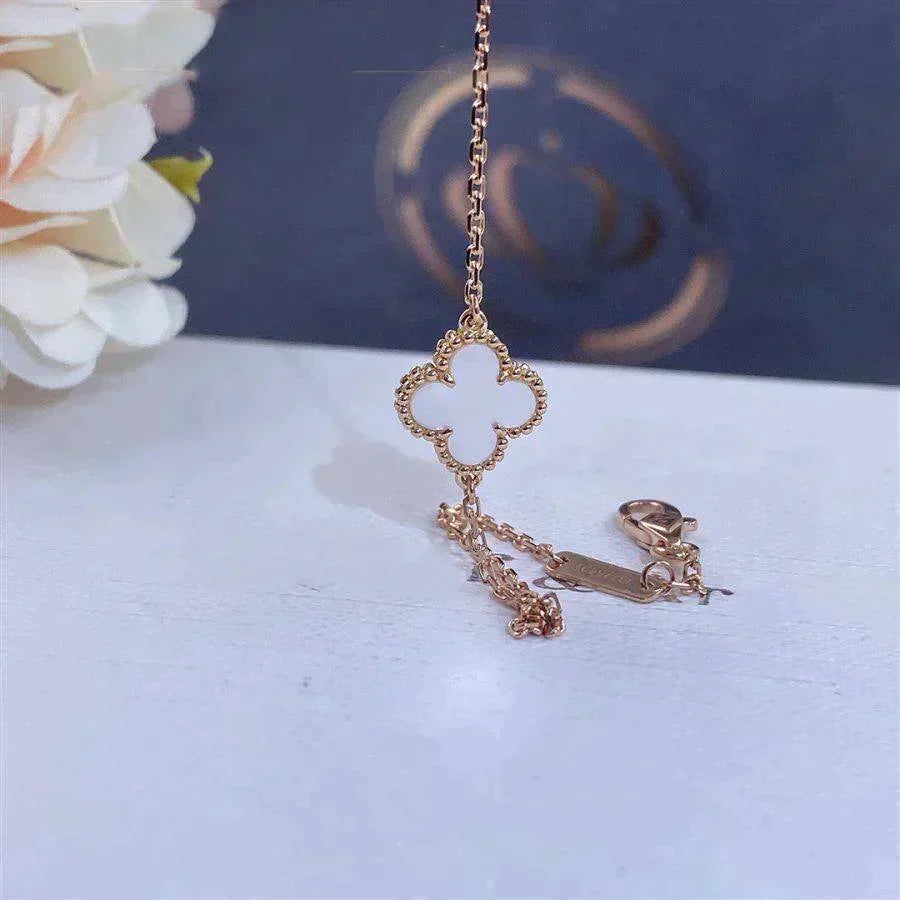 {
  "Resenly Jewelry": "Resenly Jewelry",
  "CLOVER WHITE MOP SINGLE FLOWER BRACELET": "クローバー ホワイトMOP シングルフラワーブレスレット"
}