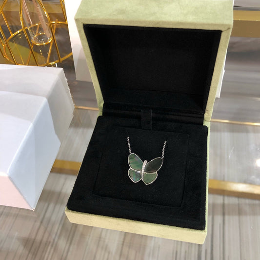 {
  "Resenly Jewelry": "Resenly Jewelry",
  "LARGE BUTTERFLY SILVER PENDANT DIAMOND NECKLACE": "ラージバタフライ シルバーペンダント ダイヤモンドネックレス"
}