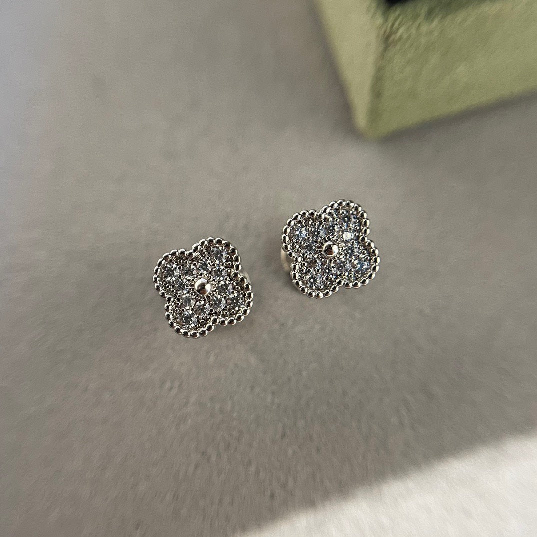 [Resenly Jewelry] クローバー ミニ ダイヤモンド スタッドピアス
