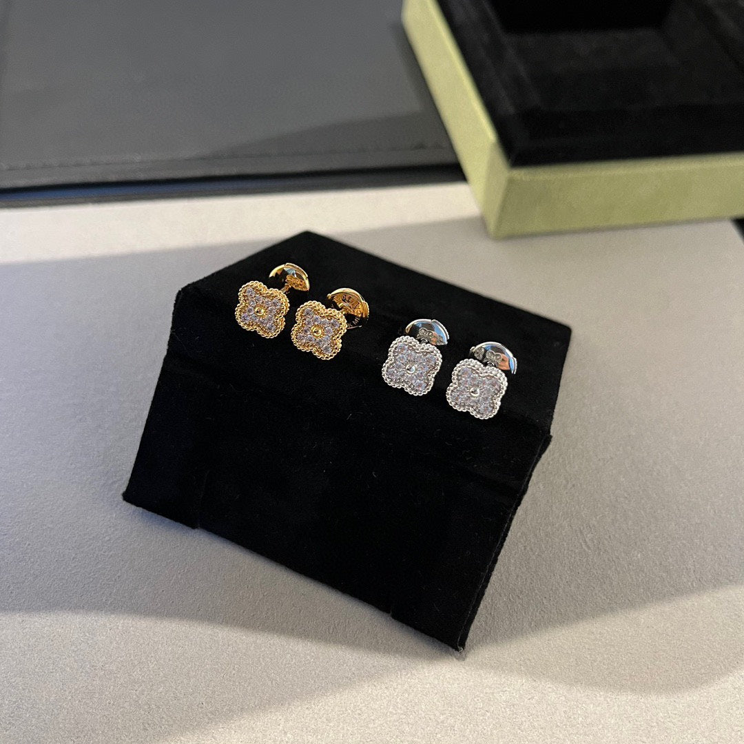 [Resenly Jewelry] クローバー ミニ ダイヤモンド スタッドピアス