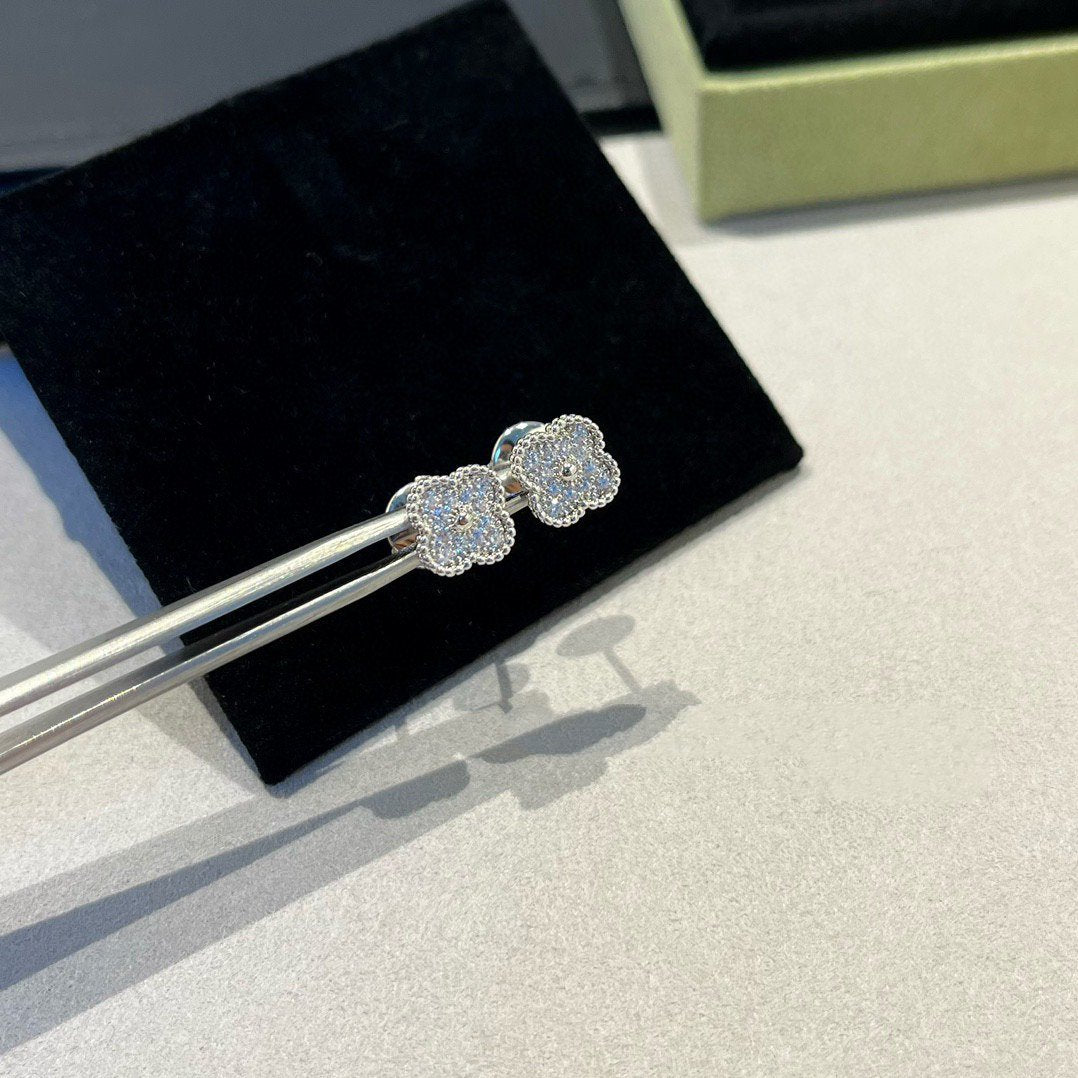 [Resenly Jewelry] クローバー ミニ ダイヤモンド スタッドピアス